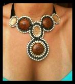 Maxi marron, glíter dourado, strass e corrente