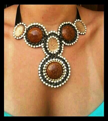 Maxi marron, glíter dourado, strass e corrente